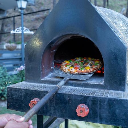 Stayvista At Floradale W Jacuzzi & Wood-Fire Pizza Kasauli Extérieur photo