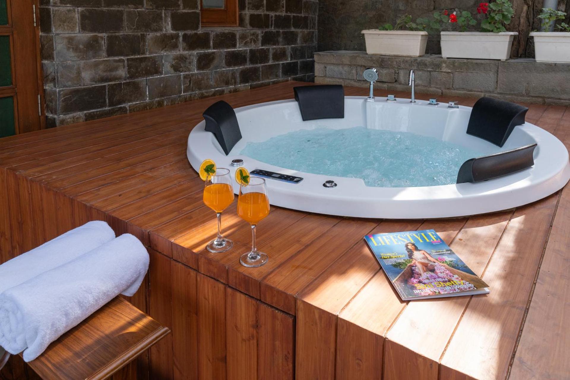Stayvista At Floradale W Jacuzzi & Wood-Fire Pizza Kasauli Extérieur photo