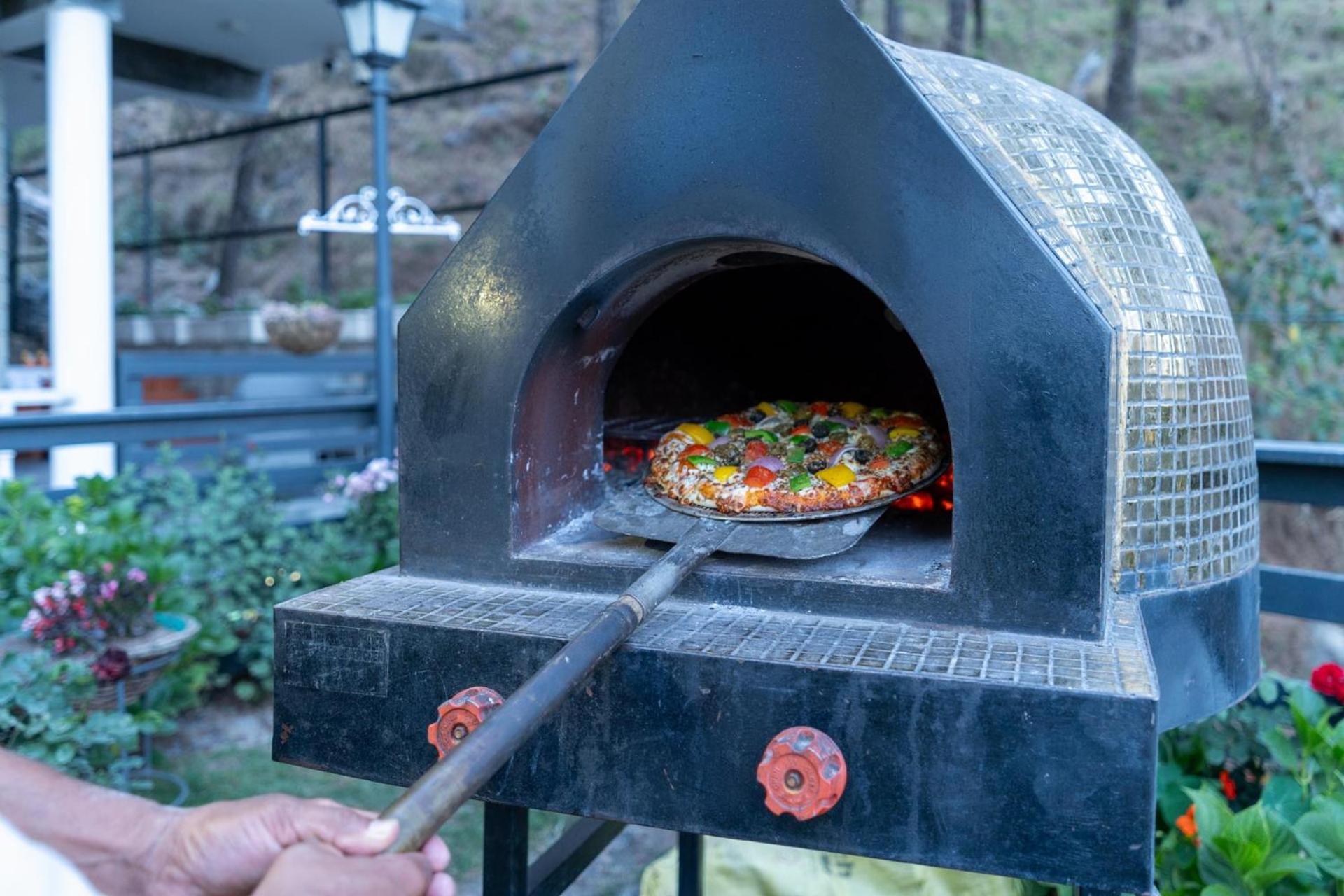 Stayvista At Floradale W Jacuzzi & Wood-Fire Pizza Kasauli Extérieur photo