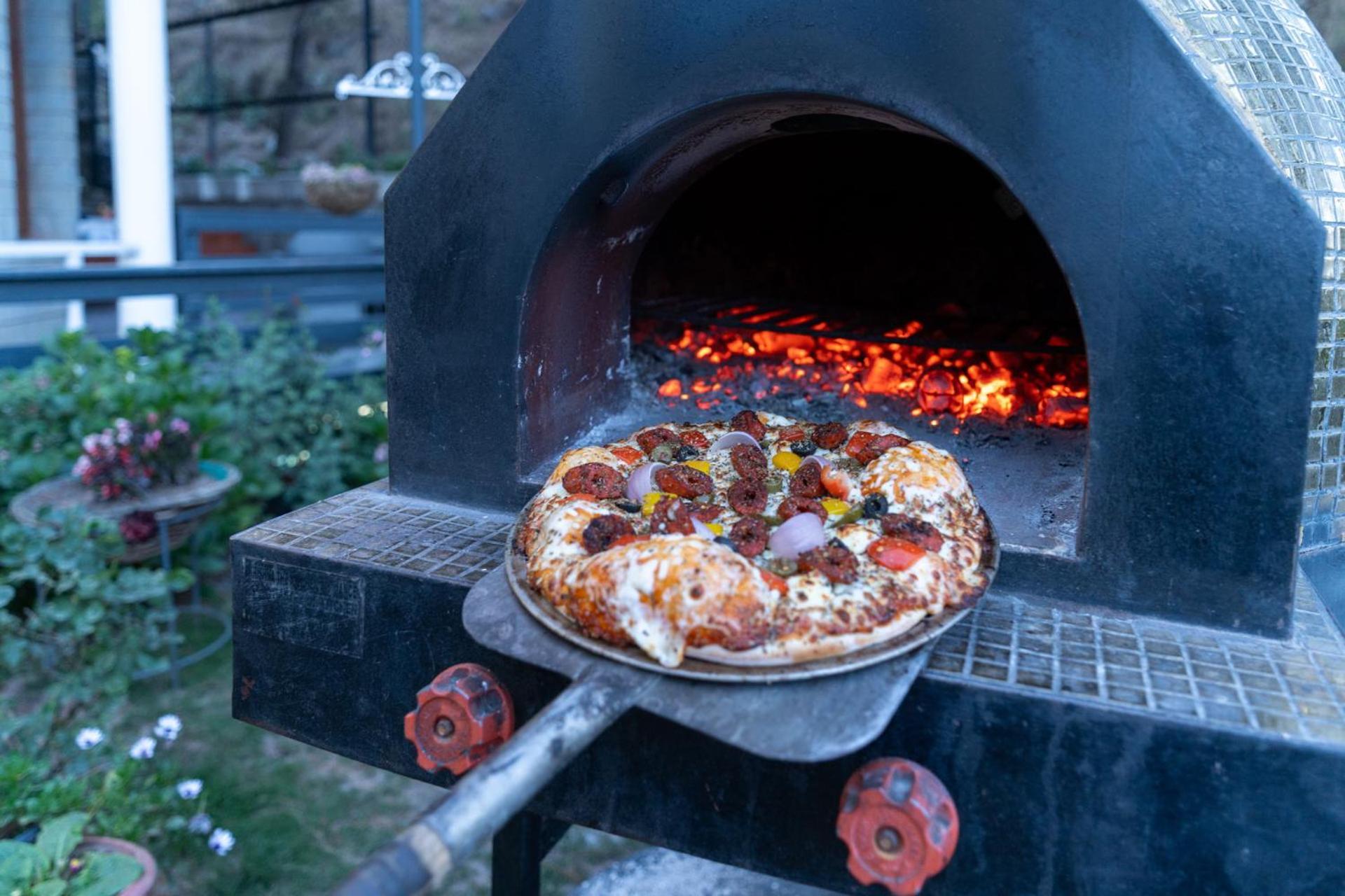 Stayvista At Floradale W Jacuzzi & Wood-Fire Pizza Kasauli Extérieur photo