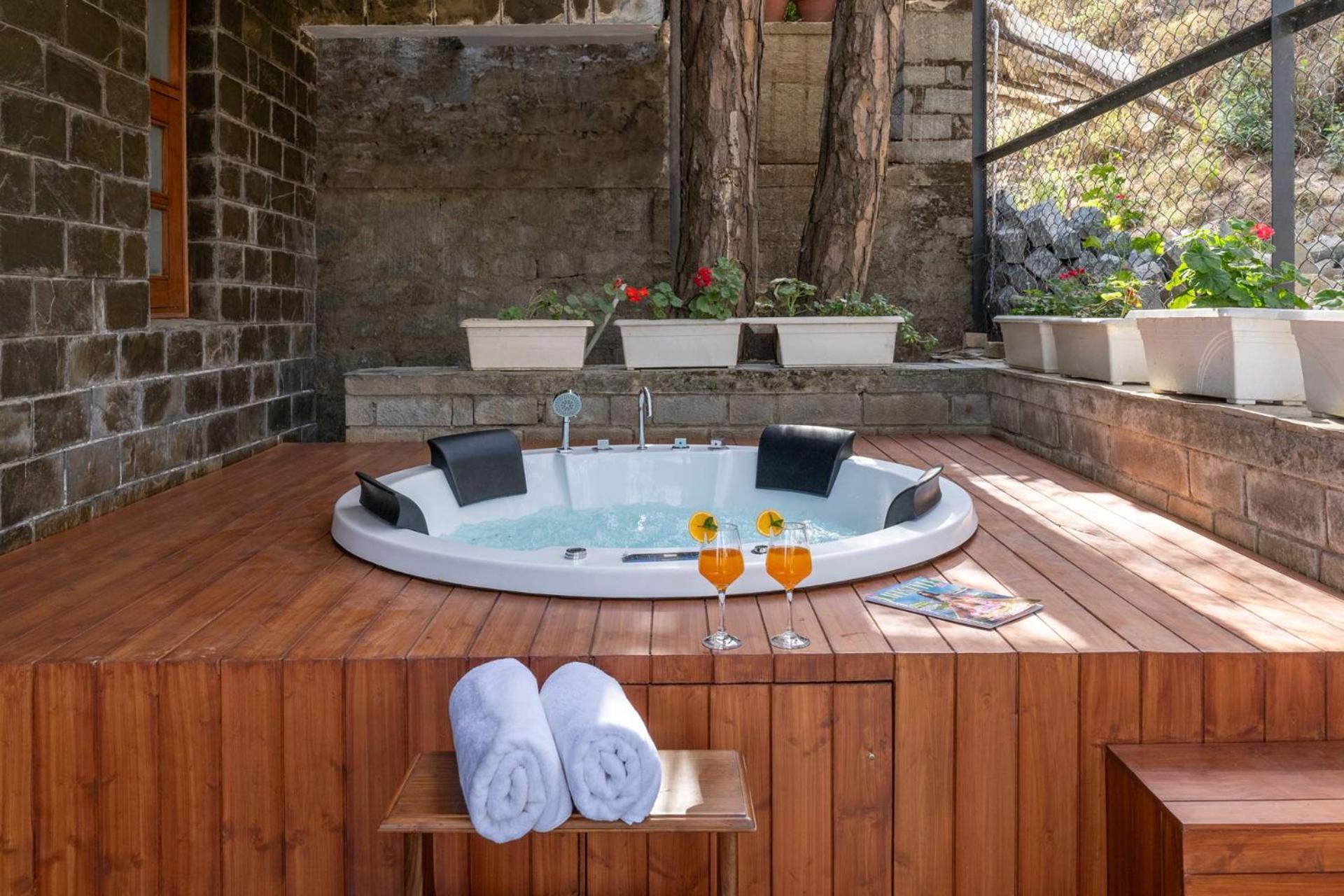 Stayvista At Floradale W Jacuzzi & Wood-Fire Pizza Kasauli Extérieur photo